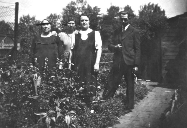 De fotograaf had het eens opgezocht waarom sommige familieleden een zwarte streep hadden. Een vloek misschien dacht hij?